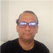 Profesor de Historia, Geografía, Educación Cívica y Economía. A estudiantes de séptimo a cuarto medio